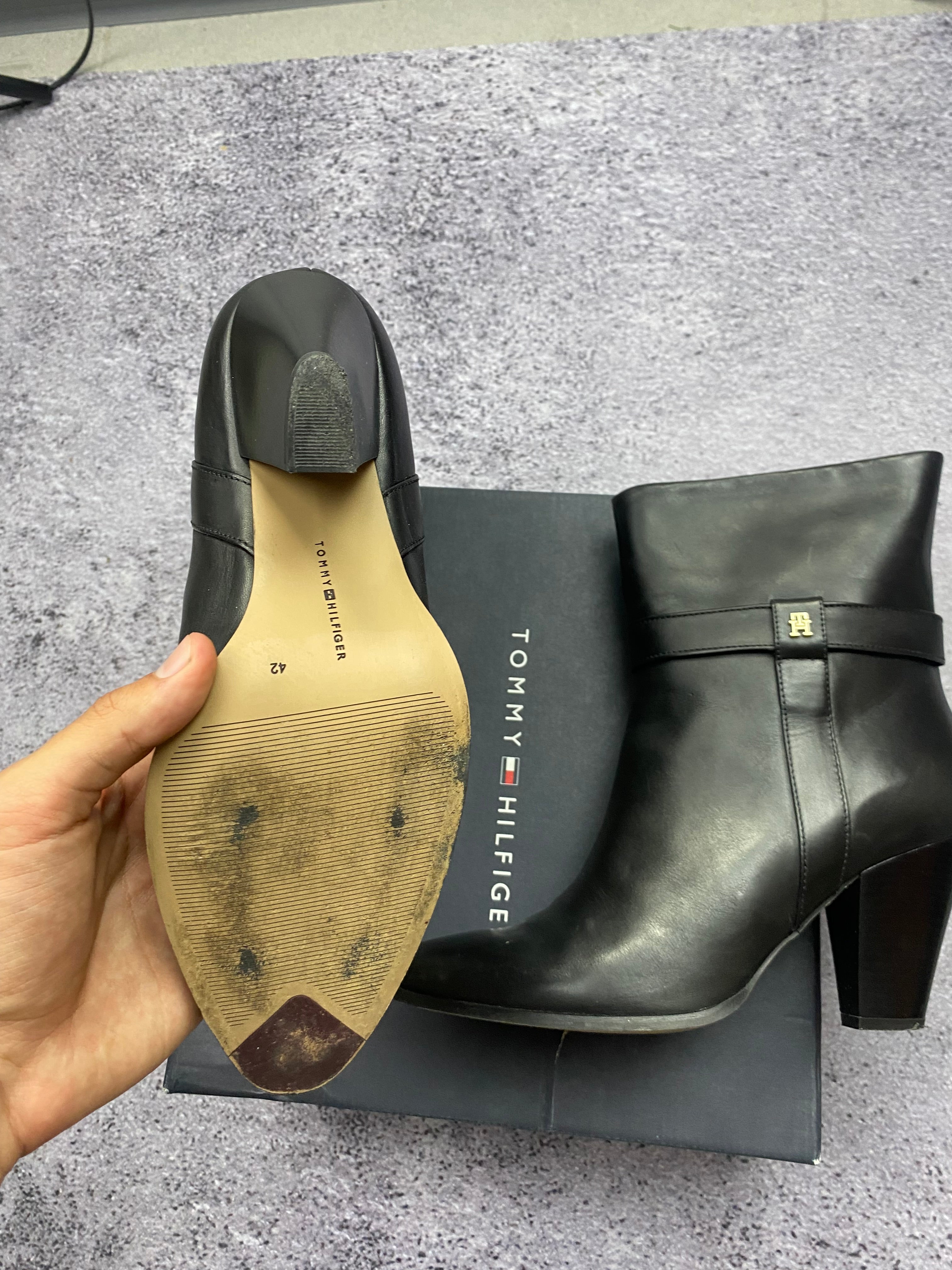 Tommy Hilfiger – leather heeled ankle boots size 42