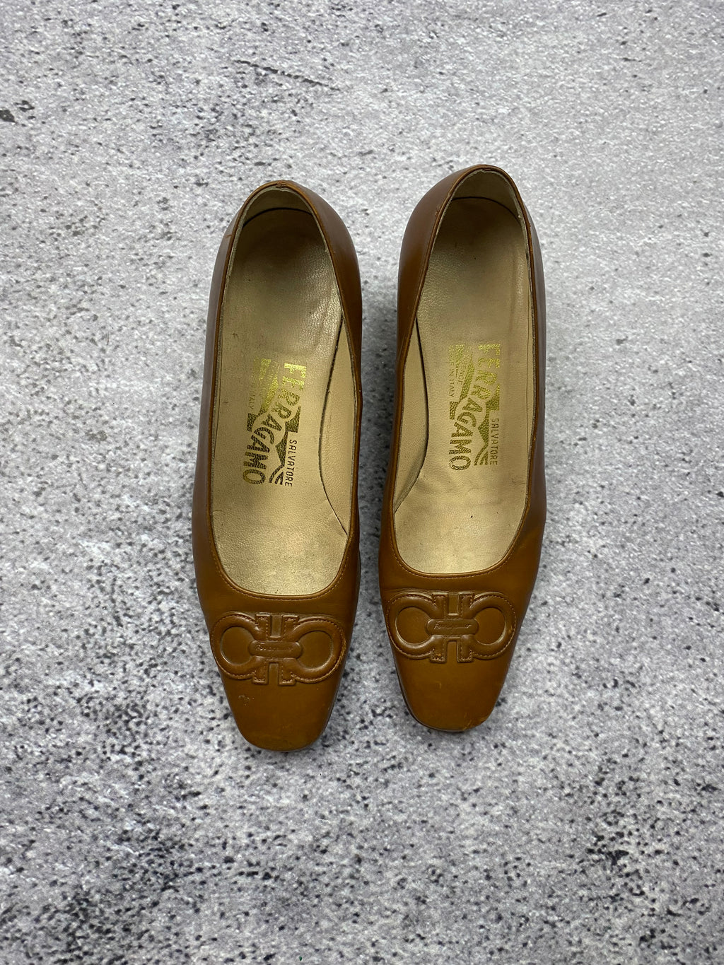 Salvatore Ferragamo skórzane czółenka Vara – szpilki r. 39,5