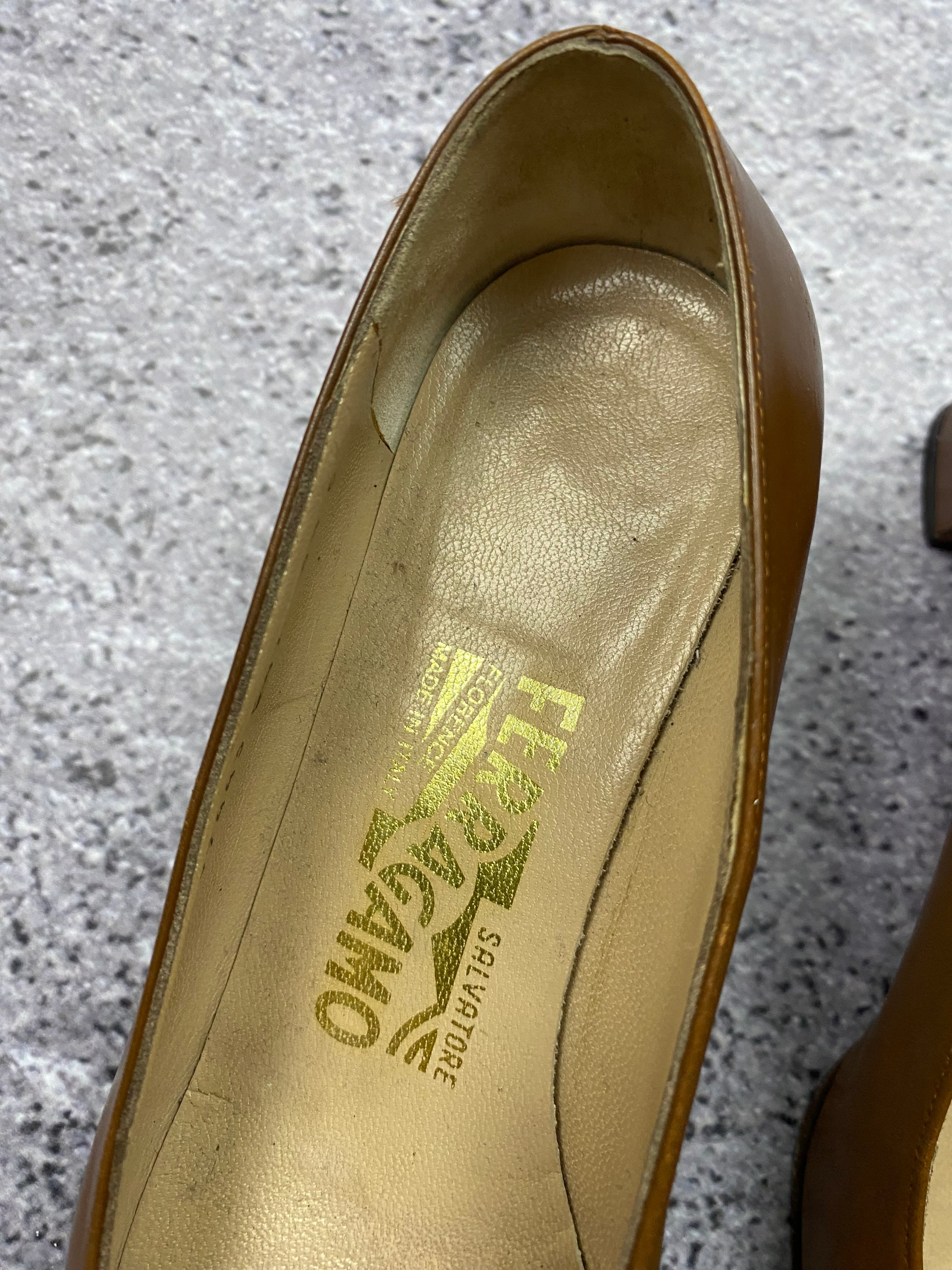 Salvatore Ferragamo skórzane czółenka Vara – szpilki r. 39,5