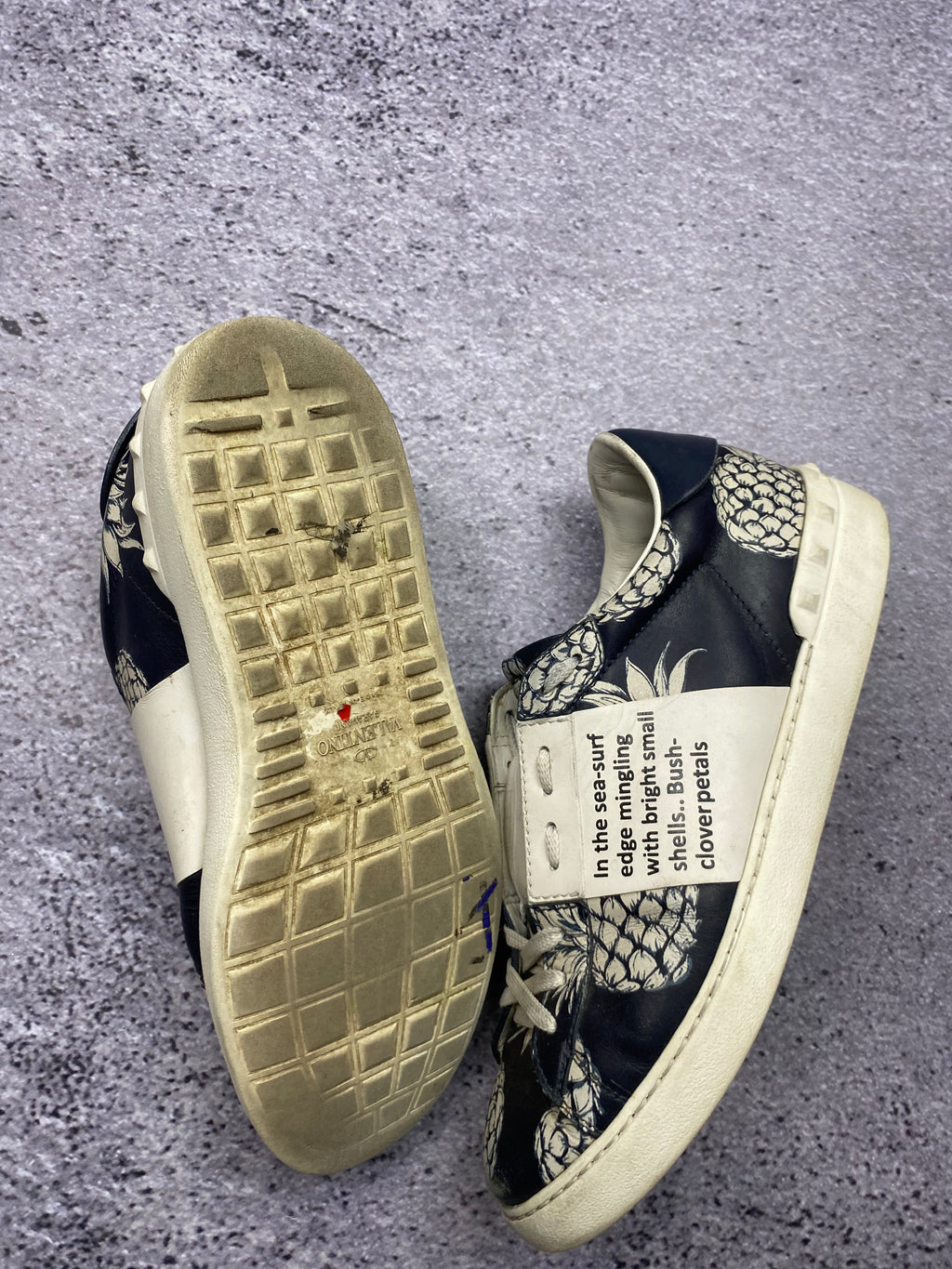 Valentino Garavani Sneakersy Pineapple Print – skórzane sneakersy r. 42,5