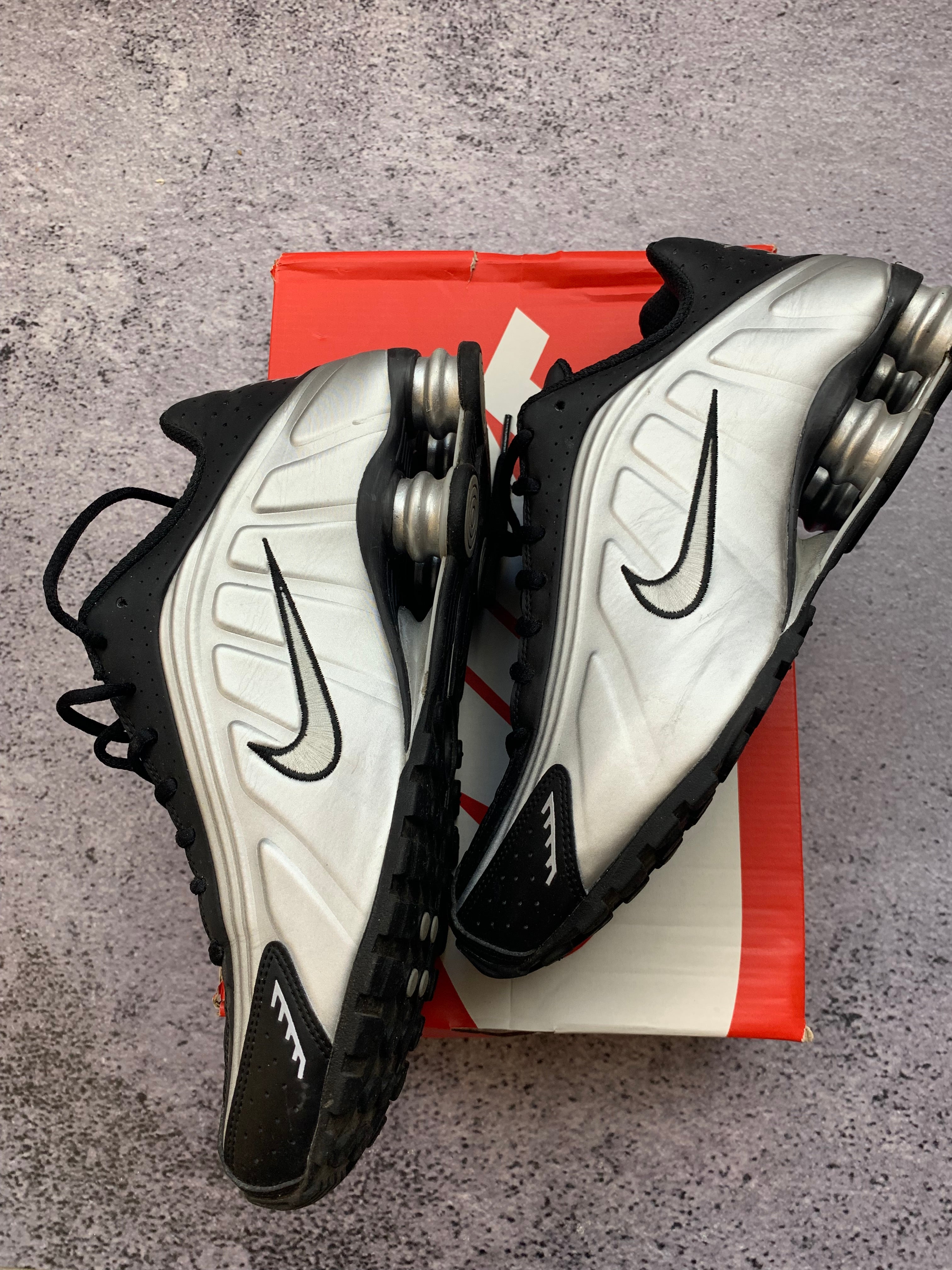 Nike Shox R4 Metallic Silver – sneakersy lifestyle r. 44,5