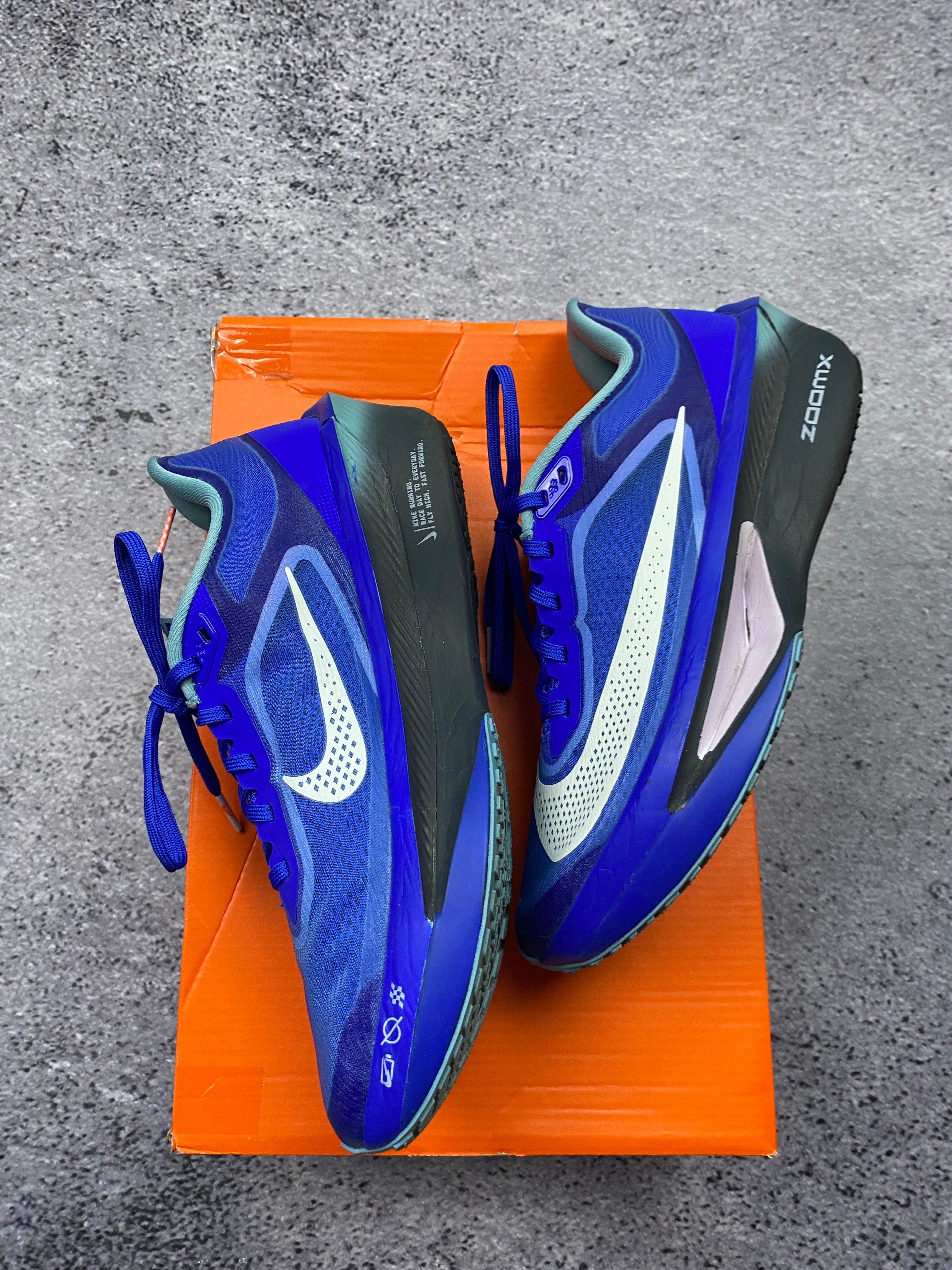 Nike ZoomX Invincible Run Flyknit Blue Running Shoes size 40