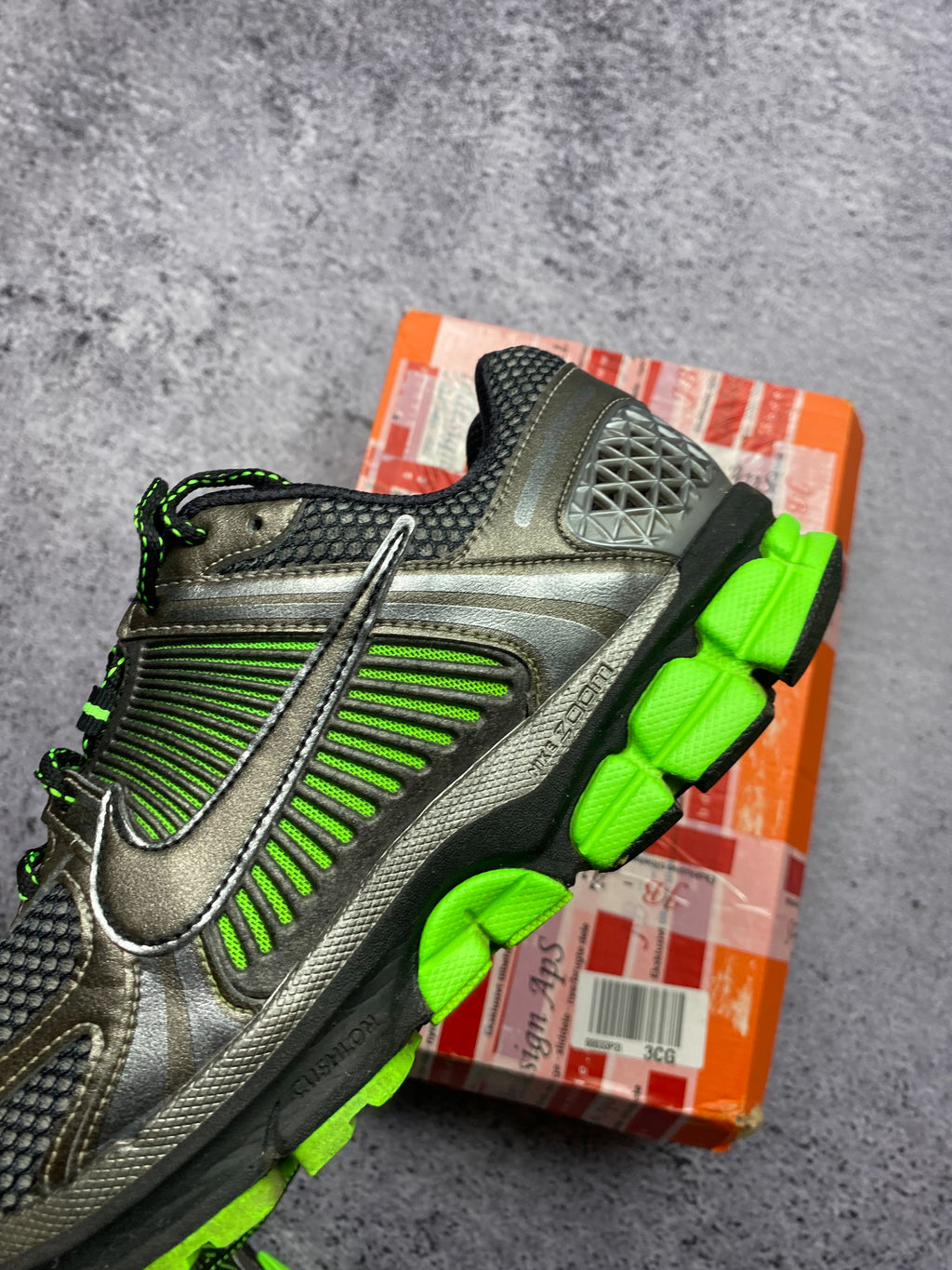 Nike Zoom Vomero Roam 44 – grey-green trail sneakers