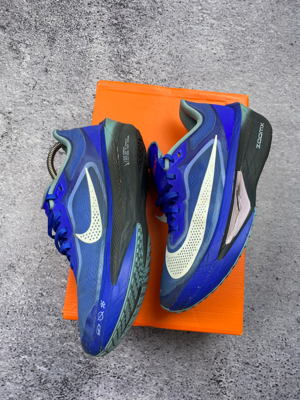 Nike ZoomX Invincible Run Flyknit Blue size 41