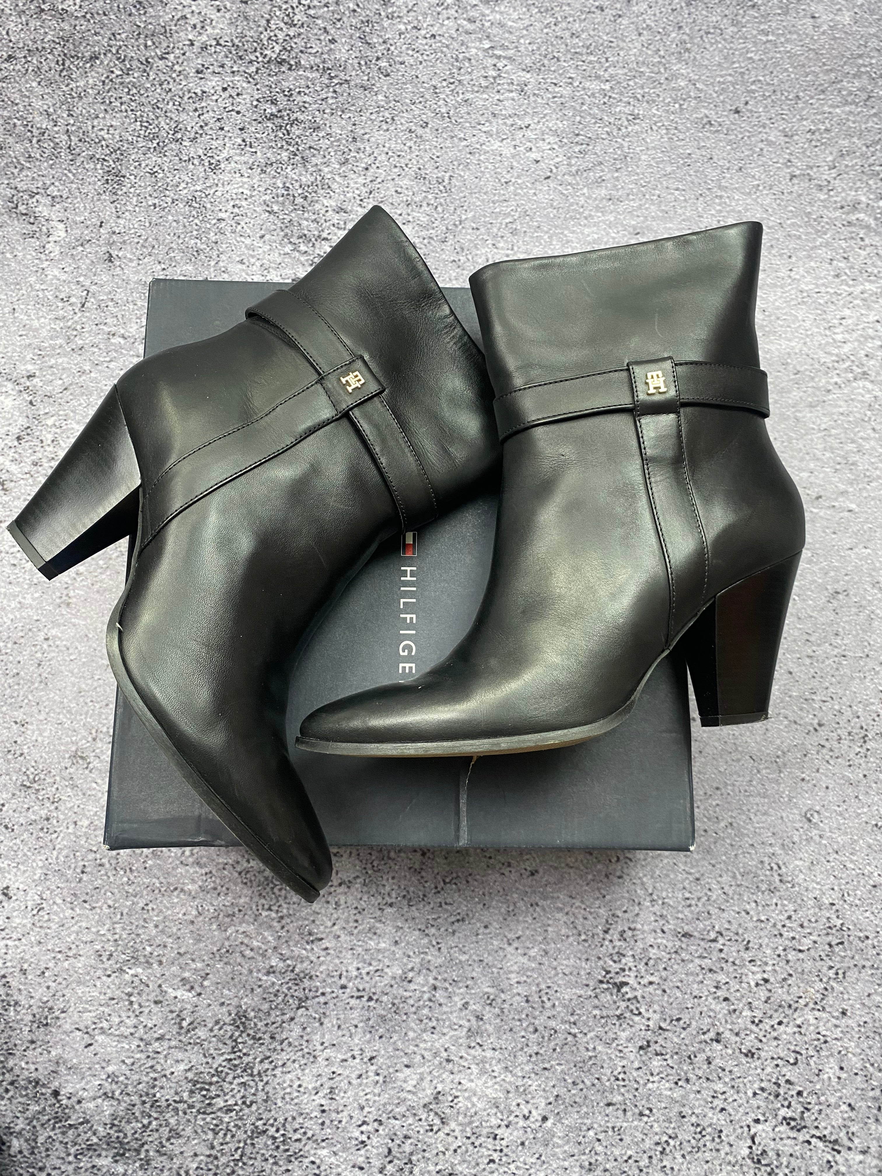 Tommy Hilfiger – leather heeled ankle boots size 42