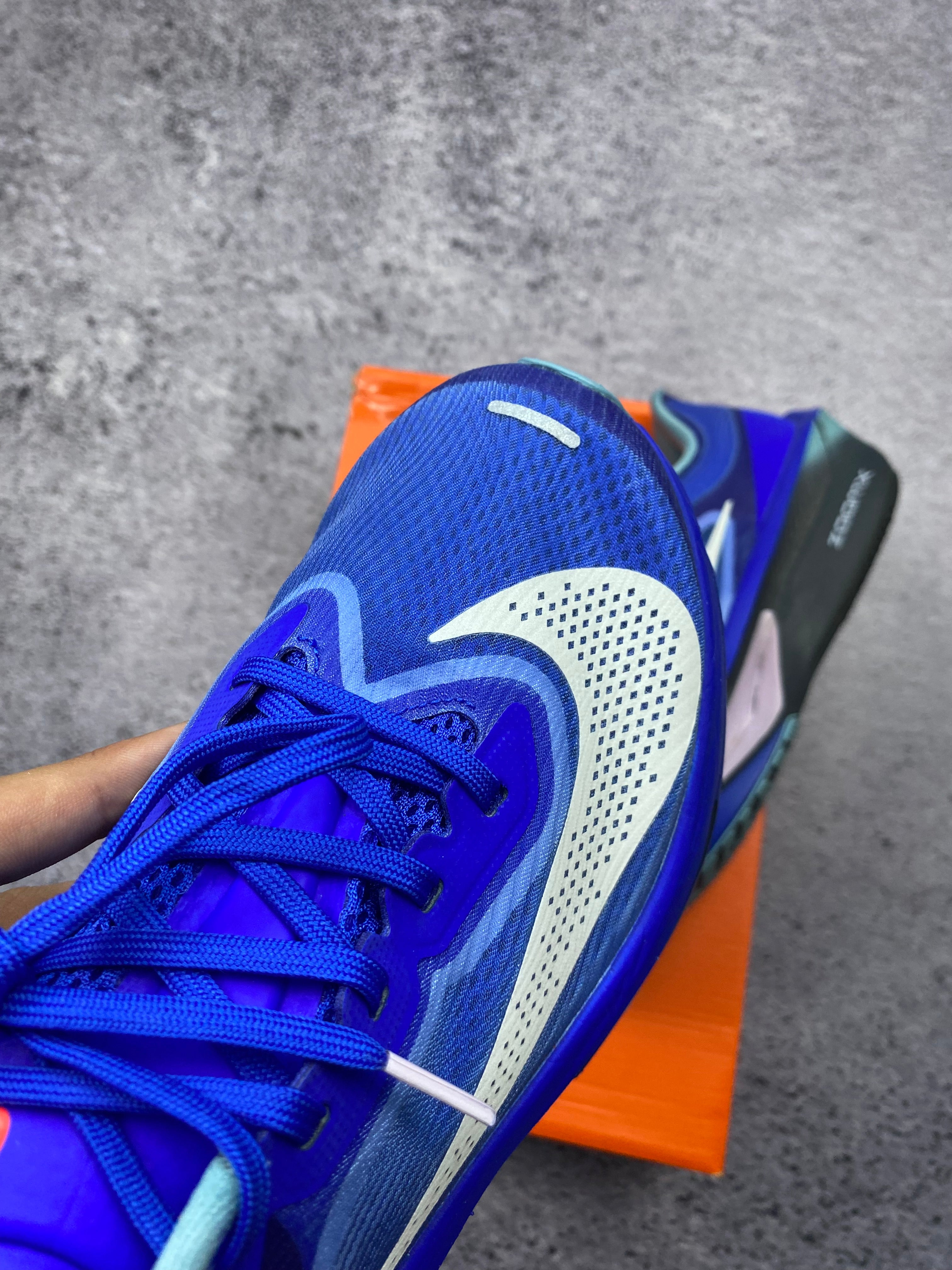 Nike ZoomX Invincible Run Flyknit Blue Running Shoes size 40
