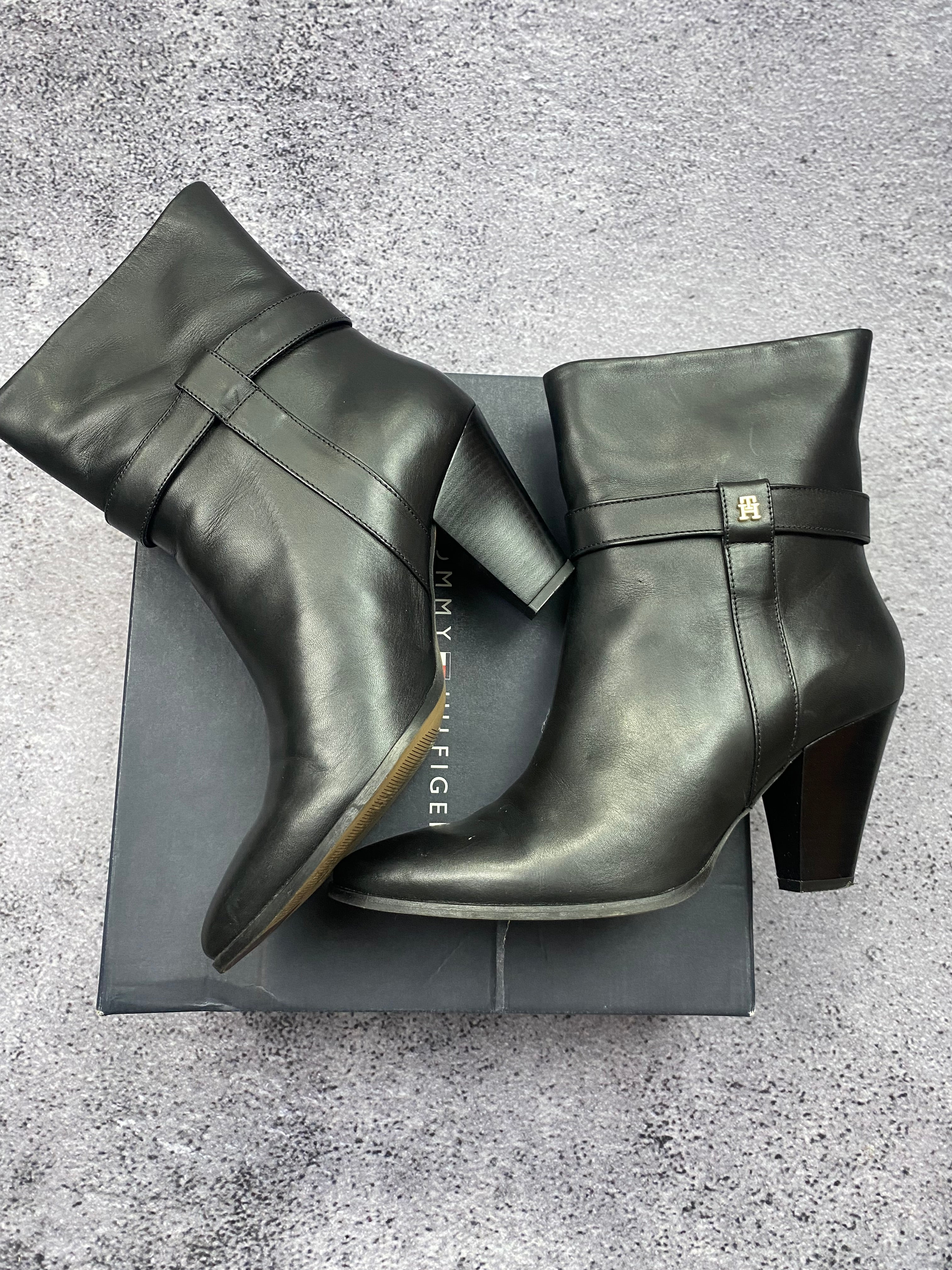 Tommy Hilfiger – leather heeled ankle boots size 42