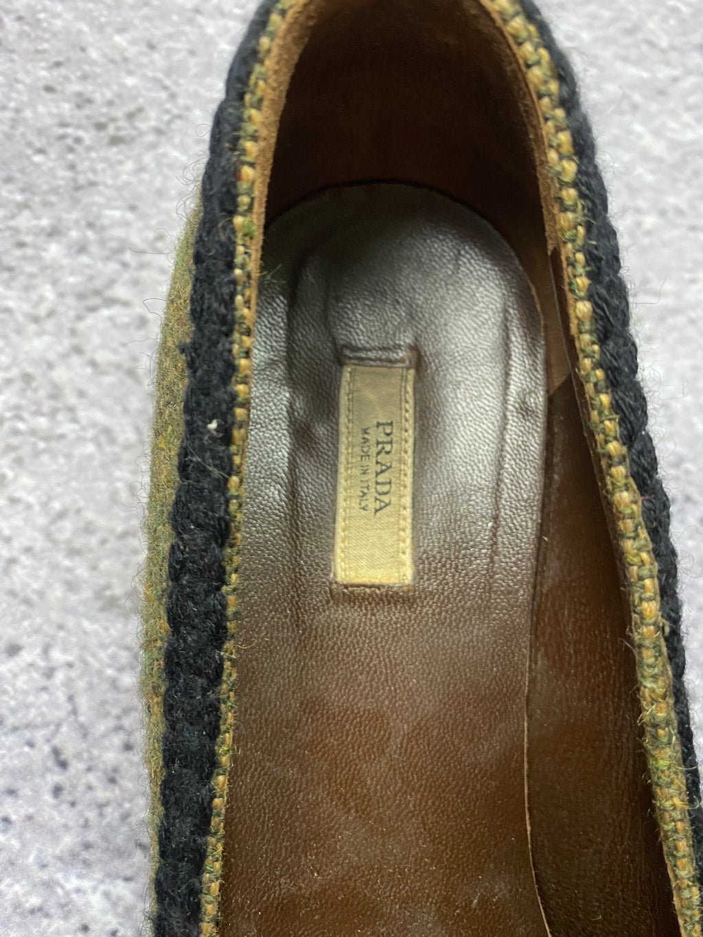 Prada czółenka z aplikacją biżuteryjną – szpilki r. 38