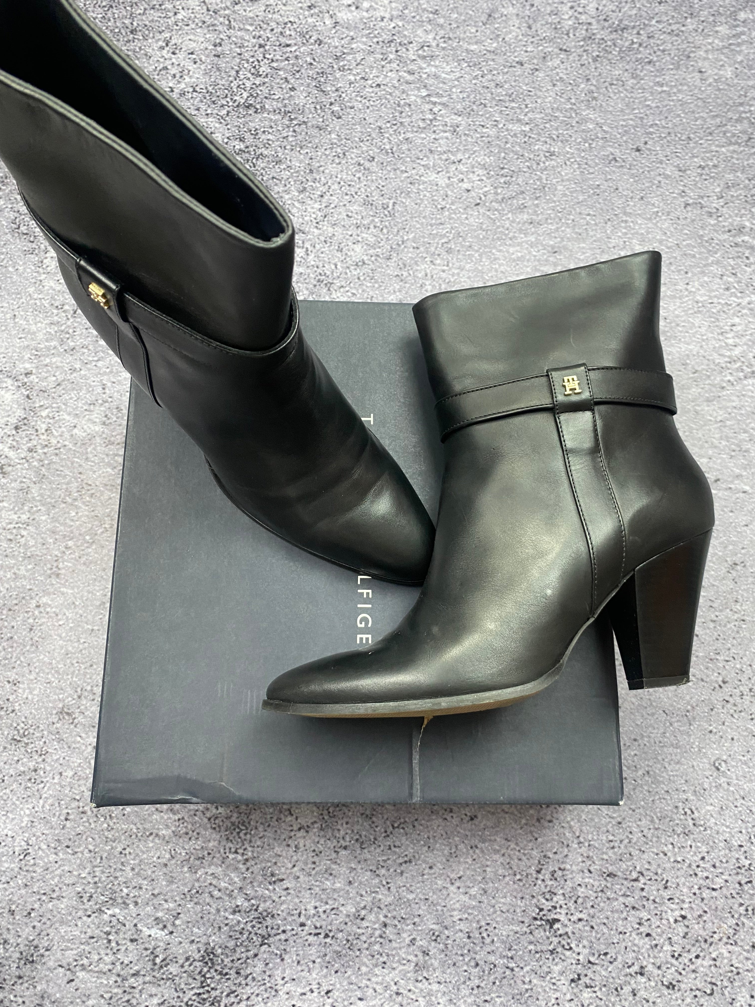 Tommy Hilfiger – leather heeled ankle boots size 42