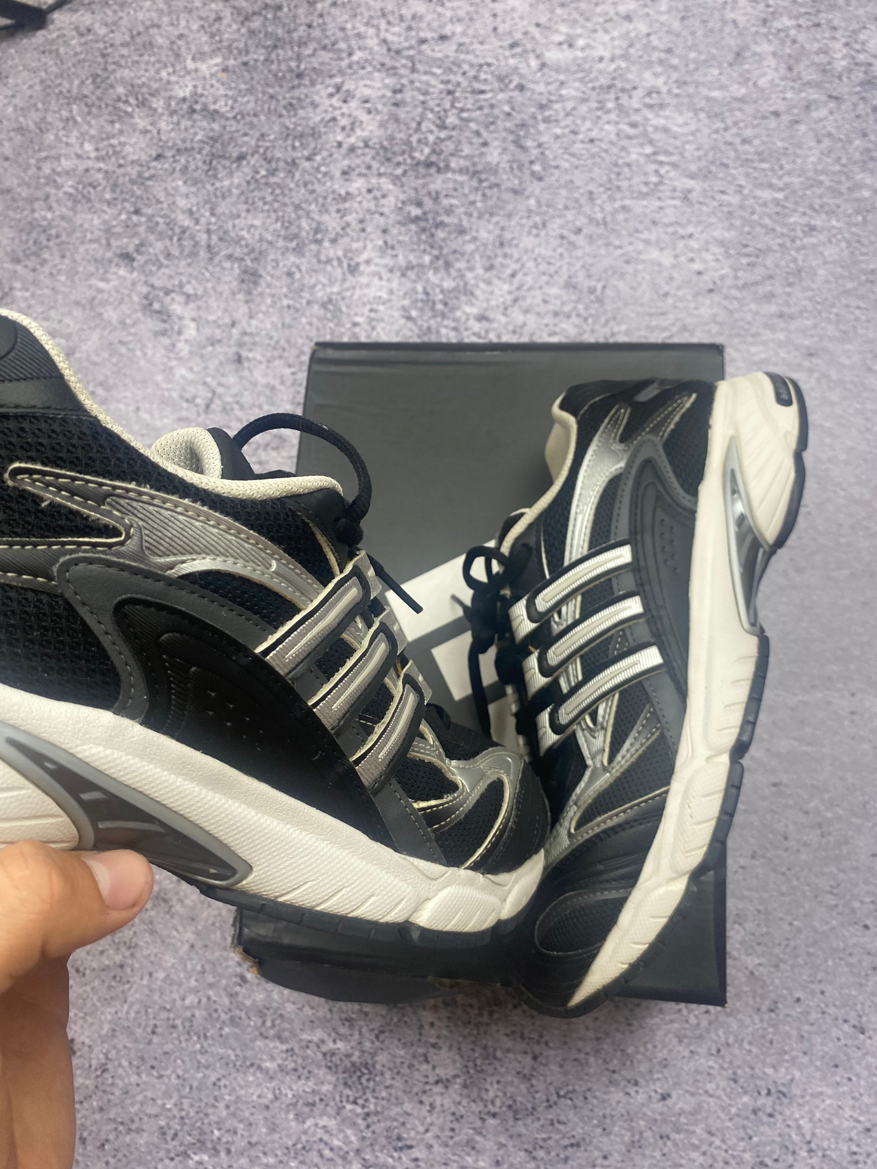 Adidas Response CL – sneakersy retro r. 42 2/3