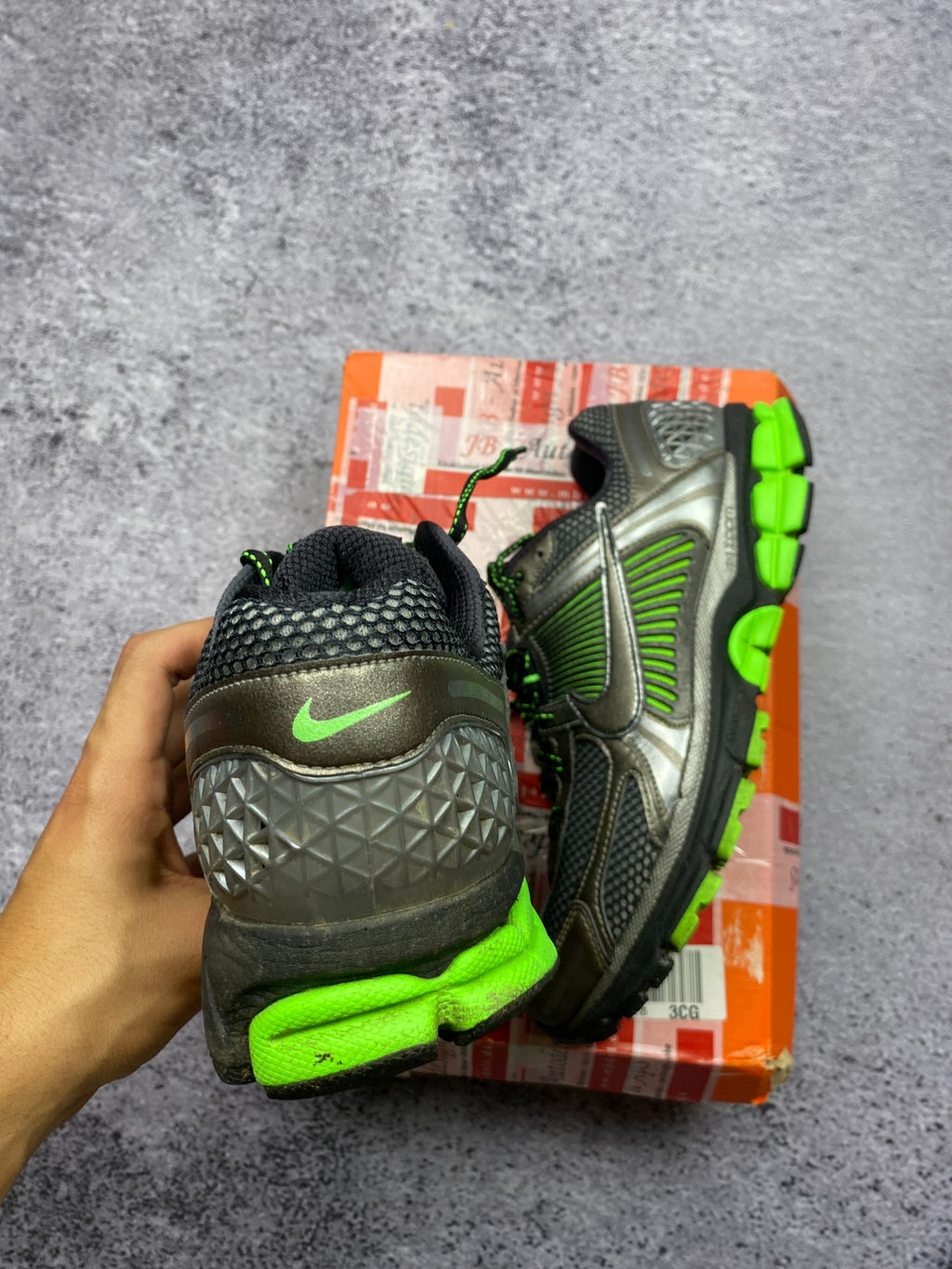 Nike Zoom Vomero Roam 44 – grey-green trail sneakers